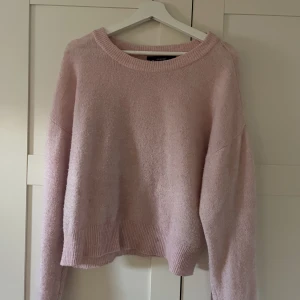 Rosa stickad tröja - Strl L men sitter mer som S/M. Fint skick, hör av er vid frågor 