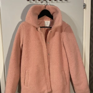 Pilejacka (Kids) - Säljer en helt ny pilejacka i rosa färg, använd endast en gång. Jackan är i perfekt skick, ren och fräsch. Den är supermysig och perfekt för att hålla dig varm i kylan. Från Lindex Kids🧥💕 