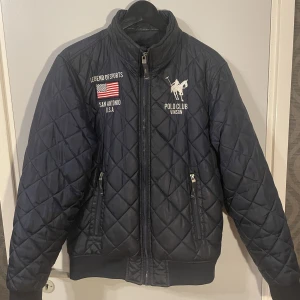 Polo Jacka - Jag säljer den här grymma Polo-jackan i storlek M! Den är använd, men fortfarande i bra skick. Priset är 250 kr, men vi kan absolut diskutera det. Låt mig veta om du är intresserad! 💥👕💯 