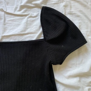 Svart topp - Säljer denna svarta basic toppen men som också kan användas vid finare tillfällen , toppen är i väldigt bra skick då den blivit använd 1 gång! ❗️smutsig spegel inte topp❗️ skicka för fler bilder och frågor🫶🏼