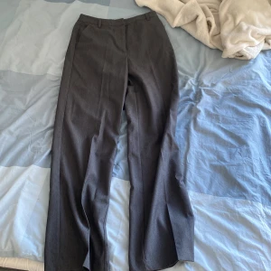 Kostymbyxor  - Säljer dessa gråa kostymbyxor i storlek 38 då dom inte används alls.  Endast provade
