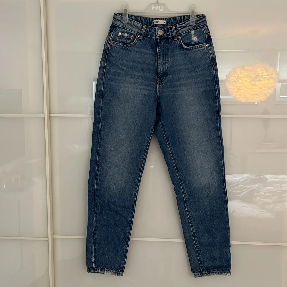 Blåa mom jeans från Gina tricot. Använd fåtal gånger och är i fint skick. . Jeans & Byxor.