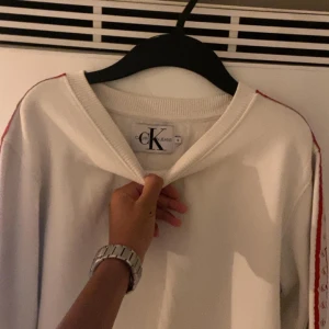 Calvin Klein tröja - Calvin Klein tröja i ett riktigt bra skick, snygg som fan.  Vill ni ha fler bilder kan ni skriva privat. Pris kan även diskuteras