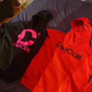 Hoodie  - Säljer 3 dirt cult hoodiesar , storlek Xl nästan helt nya utom den svart med vit text den är använd många gånger. 