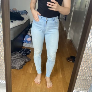 Jeans från Bershka - Supersköna jeans från Bershka. Det finns några små svarta fläckar på benen.  100kr inklusive frakt