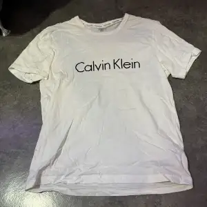 En vanlig vit Calvin Klein T-shirt ja säljer då ja inte använder den längre. Bra skick 