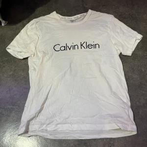 Vit Calvin Klein T-shirt  - En vanlig vit Calvin Klein T-shirt ja säljer då ja inte använder den längre. Bra skick 