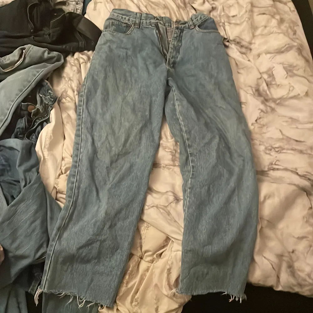 Säljer dessa för 50 kr. Väldigt fina och formar kurvorna👍. Jeans & Byxor.