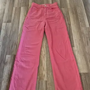 Säljer dessa rosa jeans då dom inte kommer till användning längre. De är bara användna ett fåtal gånger å inga tecken på slitage.