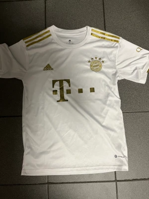 FC Bayern München 22/23 kit - Ny Bayern München kit som har använts runt 3 gånger annars bara samlat damm.