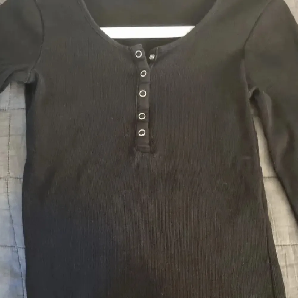 Säljer en jätte fin svart tröja från gina tricot med knappar! Man kan välja ifall knapparna ska vara stängda eller öppna! Super skönt material och inga defekter! . Toppar.