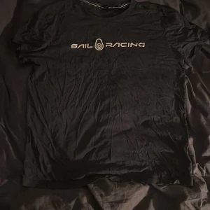 Sail Racing tröja - Sail racing t shirt i storlek L men skulle säga M Den är fräsch och inga hål eller liknande Den är mörkblå