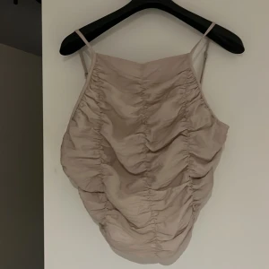 Topp - Hej! Säljer denna zara topp i storlek S då jag inte har någon användning av den. Kontakta vid intresse eller frågor!