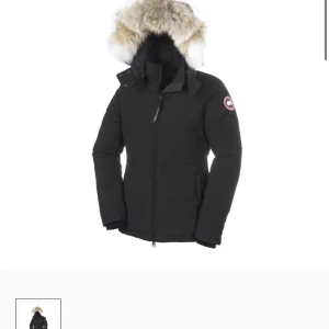Canada goose Chelsea jacka - Köpt förra vinter för ca 14000kr .Äkta såklart!  Skriv för fler frågor eller bilder! Pris kan diskuteras vid snabb affär❤️