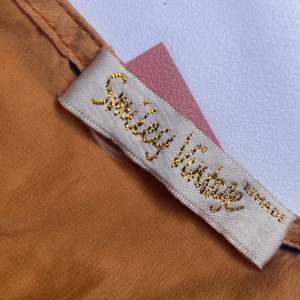 Vintage silk ”tröja”, skönt och mjukt tyg och jättefin, säljer då färgen int passar mig!!💕💕