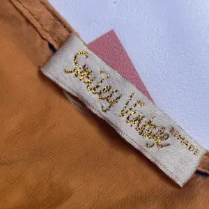Vintage silk ”tröja”, skönt och mjukt tyg och jättefin, säljer då färgen int passar mig!!💕💕