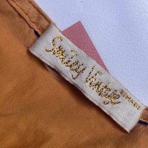 Smiley vintage Silk tee - Vintage silk ”tröja”, skönt och mjukt tyg och jättefin, säljer då färgen int passar mig!!💕💕