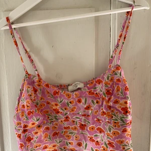 Mönstrad topp - Använd en gång, skulle säga mer en m då den är lite för trång för mig som är en L. 