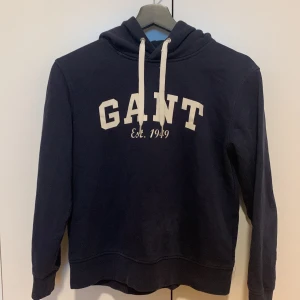 Blå GANT Hoodie - Bra skick, 11/12 år