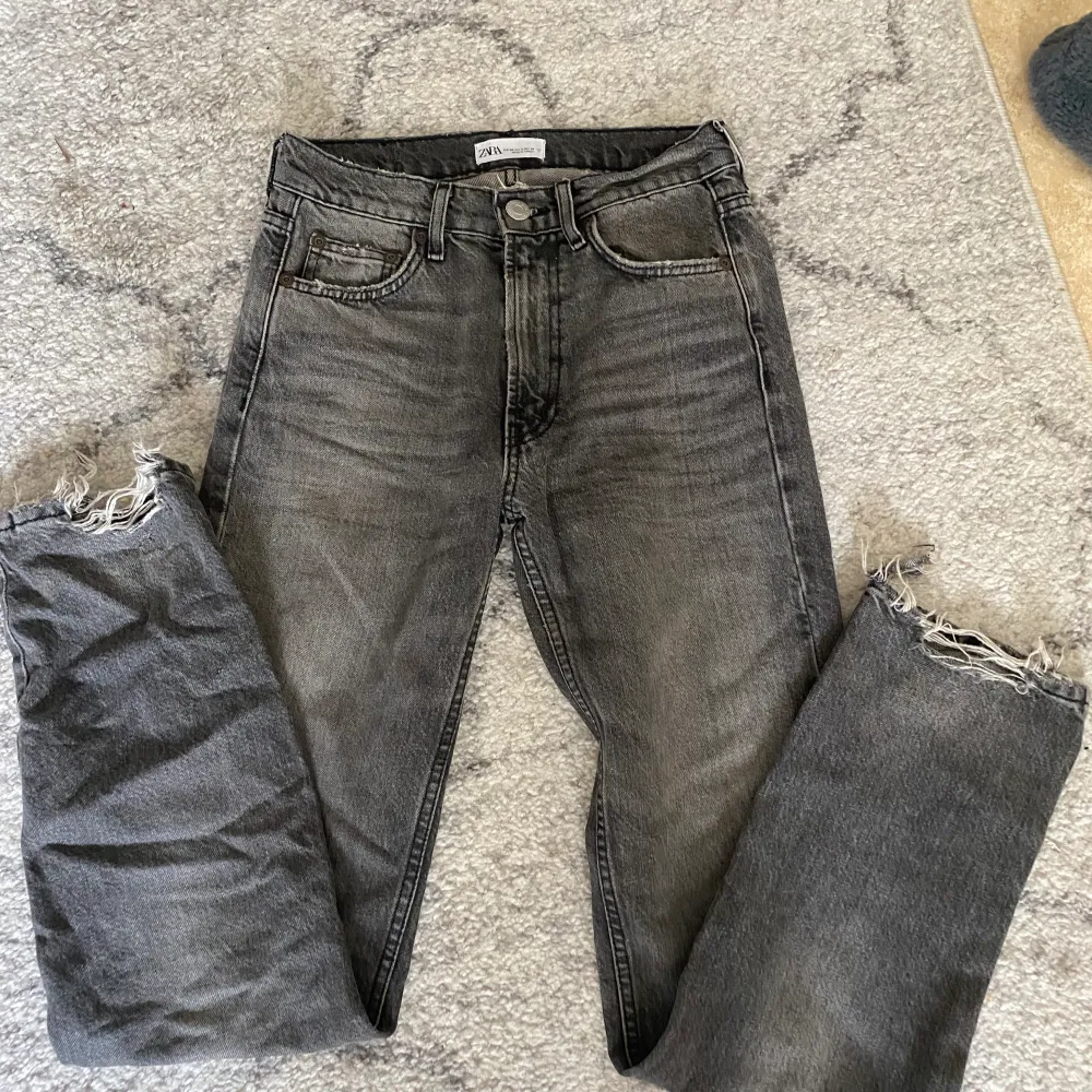 Säljer mina gråa high rise jeans från zara💕 Säljer pågrund av att de inte används, använda bara några fåtal gånger🩷 Nypris ca: 370kr🩷(de ska vara slitningar vid fötterna). Jeans & Byxor.