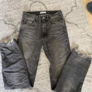 Säljer mina gråa high rise jeans från zara💕 Säljer pågrund av att de inte används, använda bara några fåtal gånger🩷 Nypris ca: 370kr🩷(de ska vara slitningar vid fötterna)