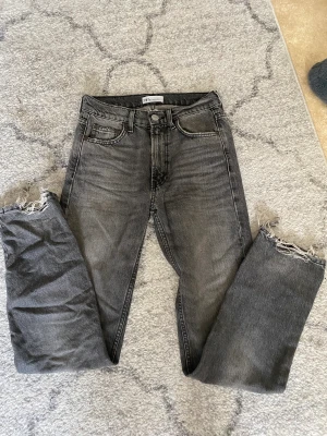 Gråa high rise jeans - Säljer mina gråa high rise jeans från zara💕 Säljer pågrund av att de inte används, använda bara några fåtal gånger🩷 Nypris ca: 370kr🩷(de ska vara slitningar vid fötterna)