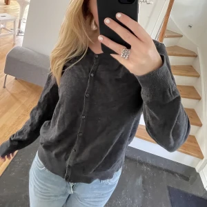 Kofta - Kofta med knappar ifrån H&M, den är i L men passar mig som bär S med💘