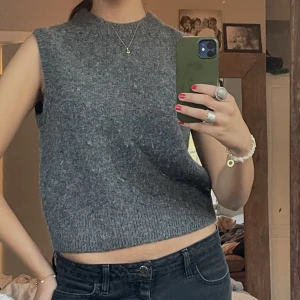 Grå Vest  - Otroligt snygg grå stickad vest🤍 Kan stylas på flera olika sätt! Har bara använts ca 2 gånger💓