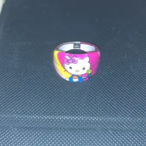 Super gullig sanrio ring med hello Kitty på!💓 Obs den e ganska liten men man kan ju bara ha den som prydnad. Frakt är 15kr:)