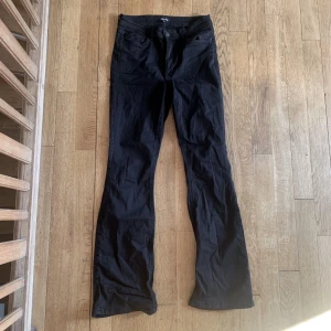 Svarta bootcutjeans - Svarta bootcutjeans i storlek 40🖤