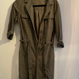 Mörkgrön byxdress - Nästan oanvänd PGA fel storlek Skriv för fler bilder. Väldigt bekväm. Nypris 500kr