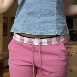 Rosa mjukisbyxor  - Såå himla söta rosa mjukisbyxor med utsvänga ben, och en randig midja🩷🩷