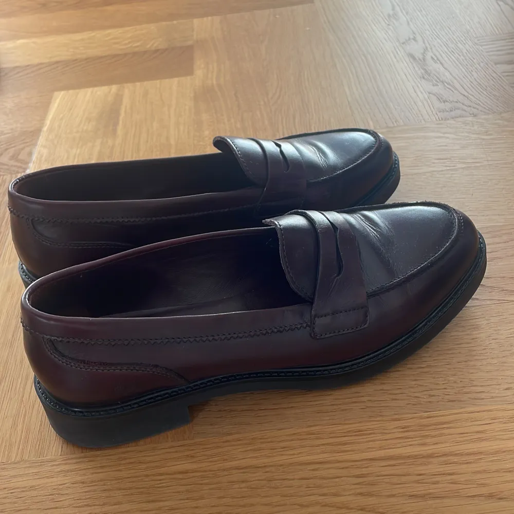 Vinröda loafers nästintill oanvända från Marc’o Polo! Så fina till hösten 🤌🏼❤️ Är i storlek 38 men passar snarare en 37 - 37,5!  (Sista bilden visar samma sko i annan färg och hur de ser ut på)  . Skor.
