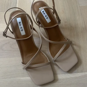 Klackar NAKD  - Högklackade sandaler från NA-KD storlek 38, endast provade. Finns att hämta på Södermalm i Stockholm alt skickas mot fraktkostnad 🤎