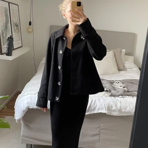 Kappa - Kort kappa från veromoda, super fin men kommer tyvärr inte till användning längre. Perfekt till höst, vinter och vår🥰