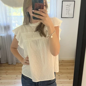 Blus/topp från Vero Moda - Jättegullig blus/topp från Vero Moda! Strl xs, säljer för 200kr!
