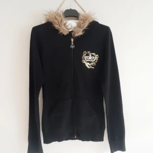 Zipup med pälsluva - zip up med pälsluva💗 passar stl S! 