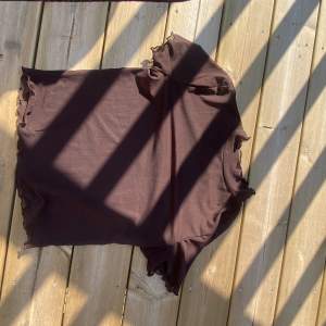 En helt vanligt bastopp i brunt mesh, säljer för att jag inte passar i brunt helt enkelt. Köpt från NAKD eller NELLY. Sitter fint skuren längst med kroppen och inte baggy