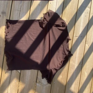 Brun mesh t-shirt - En helt vanligt bastopp i brunt mesh, säljer för att jag inte passar i brunt helt enkelt. Köpt från NAKD eller NELLY. Sitter fint skuren längst med kroppen och inte baggy