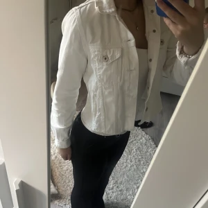 Jeansjacka  - Säljer denna vita jeansjacka från new yorker. Skriv privat vid intresse🤍🤍