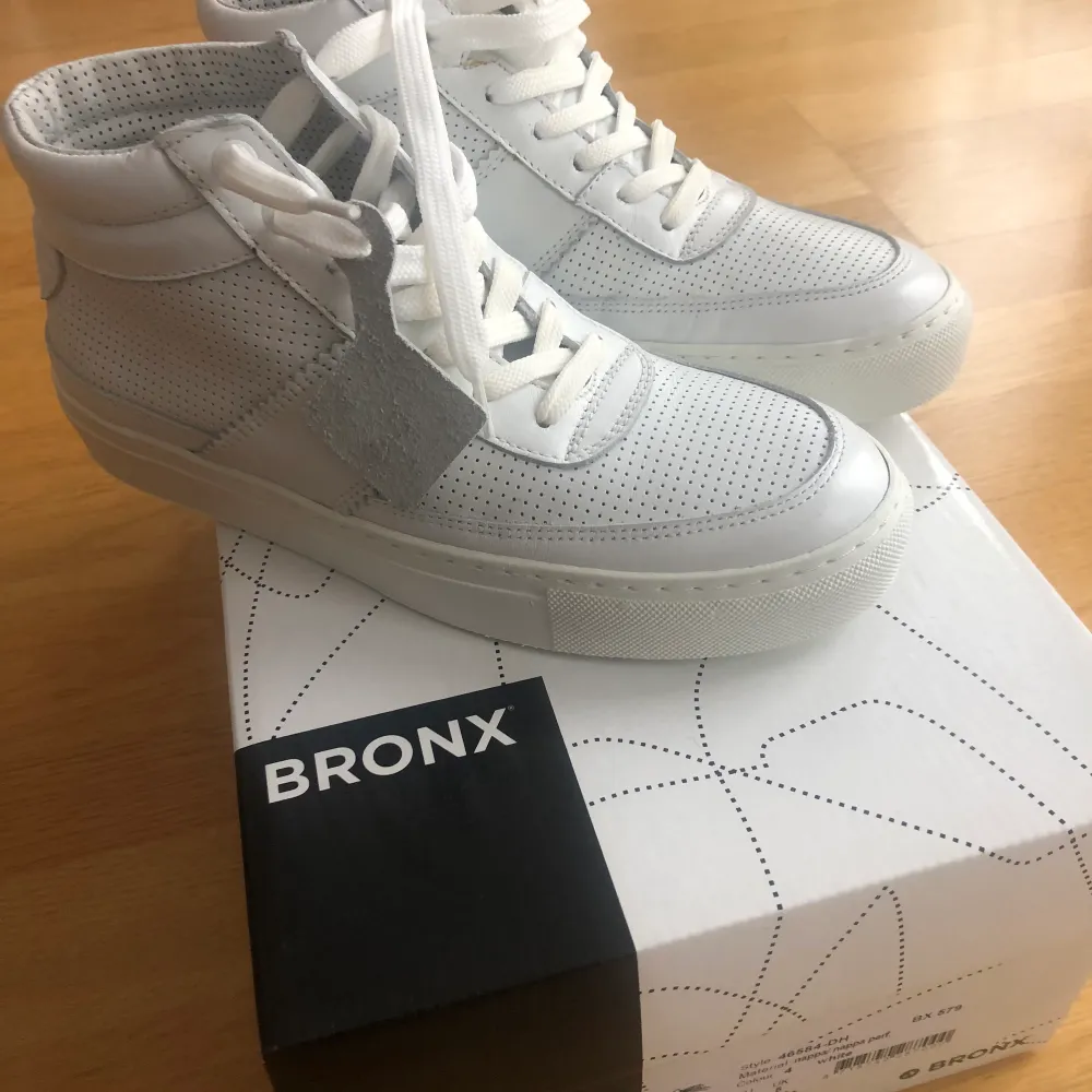 Säljer helt nya Bronx sneakers pga liten storlek. Skor.
