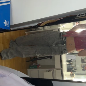 NAKD JEANS - Väärldens fetaste nakd jeans! Passformen är väldigt baggy och färgen är grå. Frpga gärna om fler bilder ock pris kan alltid diskuteras❤️