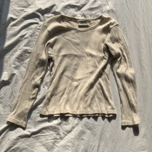 Model off duty tröja! - Supersöt räfflad, beige model off- duty tröja! Jätteskön, utan tydliga defekter och i 100% bomull. Storleken är M men passar lätt S då den är figursydd💋