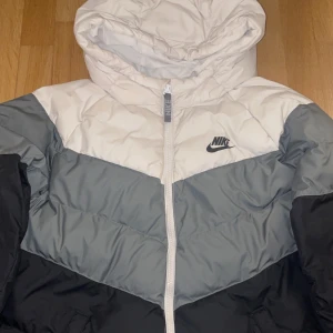 Nike jacka  - Vinter jacka varm till vintern. Den är för liten för mig. Storlek 158-170cm Nypris:900 säljer för 500