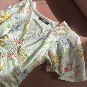 Sommarklänning  - Så söt klänning från Bikbok. Perfekt till alla sommarens tillställningar. Storlek small.