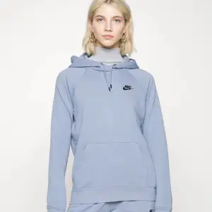 Superfin ljusblå Nike hoodie aldrig använt! 💙Säljer pga att den aldrig kommer till användning. Bilderna är lånade från internet satt de är inte mina! 🙌🏽 Skriv privat om ni vill ha fler bilder