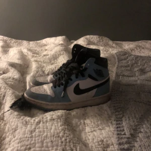 Air Jordan 1 Retro High University Blue  - Jätte fina jordans i ljusblå. 