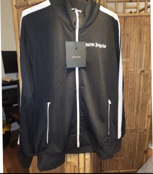 Palm Angels Track Jacket - Inköpt från Merch Sweden för 3999kr. Digitalt kvitto finns samt qr kod och tags. 9/10, ingen skada eller fläck, som ny i skick men saknar förpackningen.  Finns kvitto och tags. 