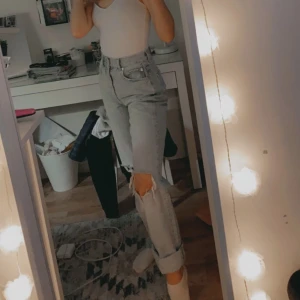Jeans med hål - Väldigt fina jeans som knappt är använda, dem har inga slitningar. Säljer för att dem har blivit för små. 🥰