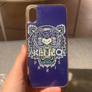 Kenzo mobilskal - Kenzo mobilskal. Liten skada/ spricka på kanten av skalet men annars i bra skick.